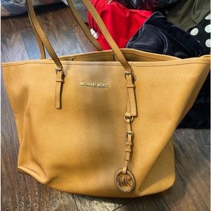 Michael kors tote